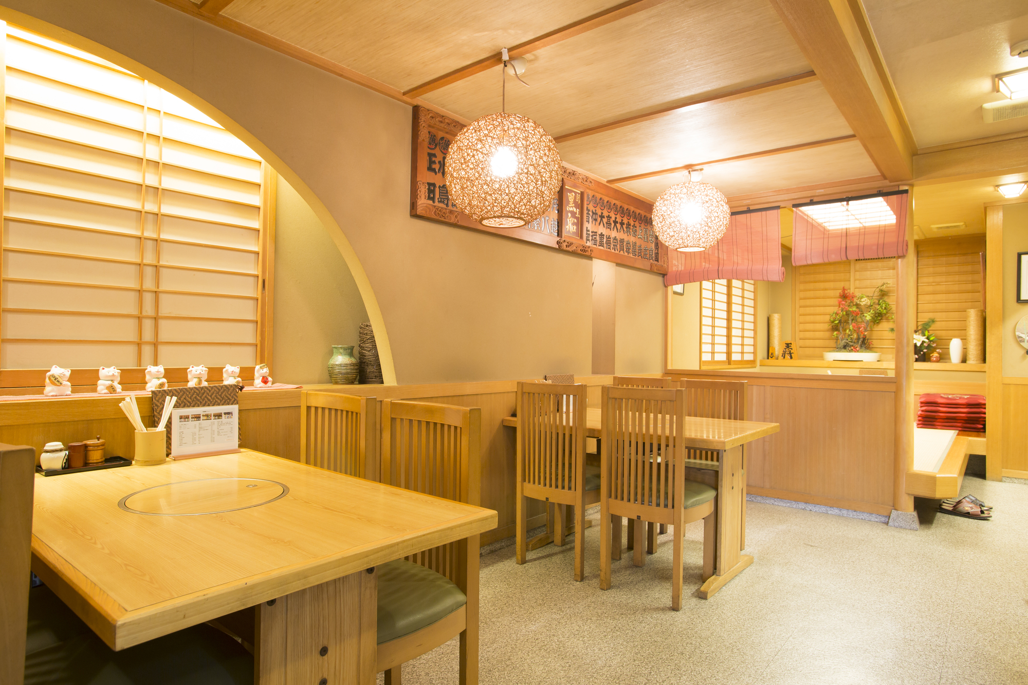 日本料理 レストラン 内装 シンプル